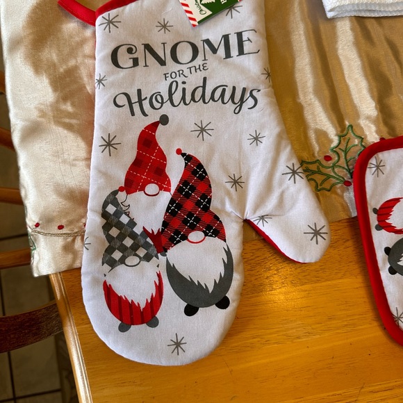 Holiday Kitchen Set 🎄 - Picture 4 of 7